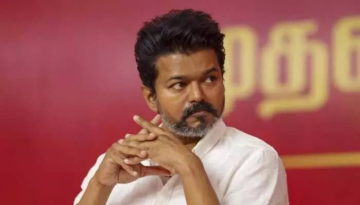 విజయ్కు షాక్: ఎన్నికల కార్యాలయంలో తీవ్ర అవస్థలు! విజయ్కు షాక్: ఎన్నికల కార్యాలయంలో తీవ్ర అవస్థలు!