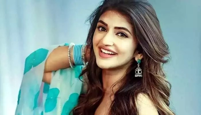 పవన్ కళ్యాణ్ విధ్వంసం: శ్రీలీల రీఎంట్రీతో బాక్సాఫీస్ బద్దలు! రికార్డులు షేక్! పవన్ కళ్యాణ్ విధ్వంసం: శ్రీలీల రీఎంట్రీతో బాక్సాఫీస్ బద్దలు! రికార్డులు షేక్!