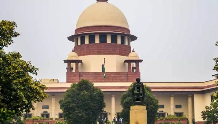 సుప్రీంకోర్టు షాక్: ఏఐ సృష్టిస్తున్న నకిలీ తీర్పులు.. న్యాయవ్యవస్థకు పెను సవాల్! సుప్రీంకోర్టు షాక్: ఏఐ సృష్టిస్తున్న నకిలీ తీర్పులు.. న్యాయవ్యవస్థకు పెను సవాల్!