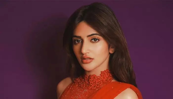 మాస్ న్యూస్: హీరోయిన్ శ్రీలీల ఇక డాక్టరమ్మ! వీడియో వైరల్! మాస్ న్యూస్: హీరోయిన్ శ్రీలీల ఇక డాక్టరమ్మ! వీడియో వైరల్!