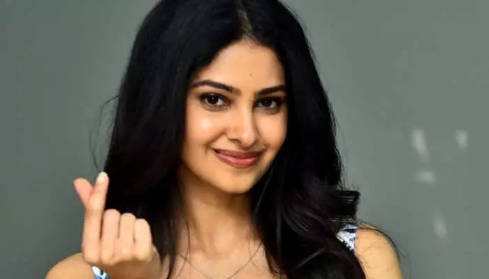 Manasa Varanasi's 'Couple Friendly': Intimate Scenes & Bold Stance on Glamour Manasa Varanasi's 'Couple Friendly': Intimate Scenes & Bold Stance on Glamour