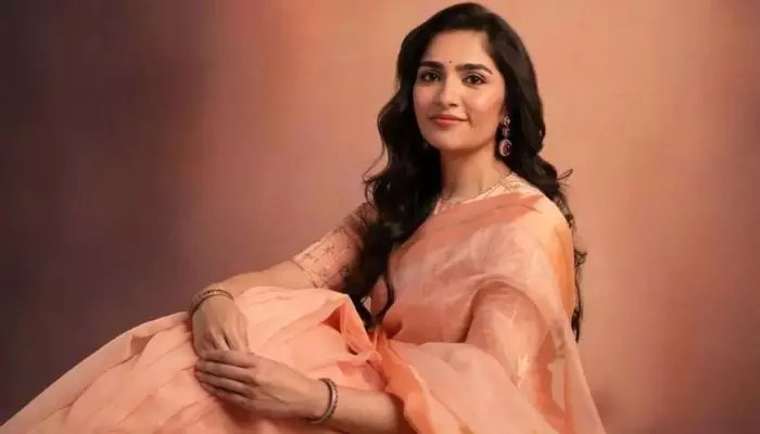 వైరల్ పిక్స్: చీరలో దేవతలా రుక్మిణి వసంత్.. తారక్ సరసన ఛాన్స్ కొట్టేసిందిగా! వైరల్ పిక్స్: చీరలో దేవతలా రుక్మిణి వసంత్.. తారక్ సరసన ఛాన్స్ కొట్టేసిందిగా!