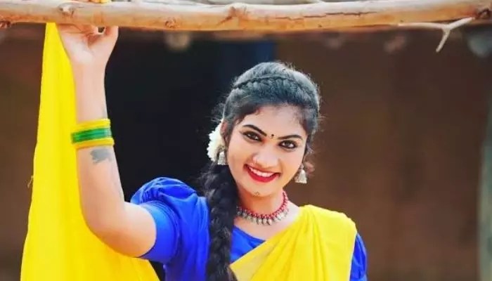 జాను లిరి షాకింగ్ రెమ్యూనరేషన్: 2000 పాటల తర్వాత రేంజ్ మార్చేసిన ఫోక్ సింగర్! జాను లిరి షాకింగ్ రెమ్యూనరేషన్: 2000 పాటల తర్వాత రేంజ్ మార్చేసిన ఫోక్ సింగర్!