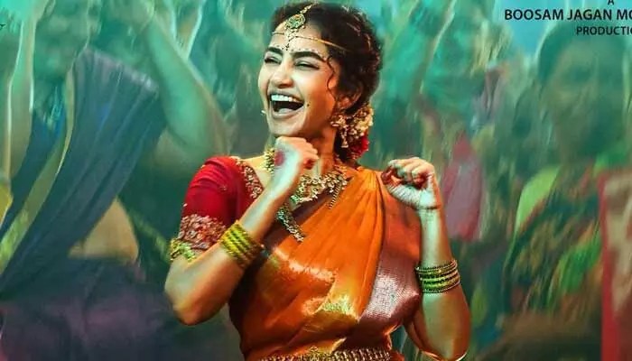 అనుపమ పెళ్లి కళ్యాణం ఫిక్స్! పెళ్లి కూతురిగా అనుపమ పరమేశ్వరన్ మాస్ లుక్ వైరల్! అనుపమ పెళ్లి కళ్యాణం ఫిక్స్! పెళ్లి కూతురిగా అనుపమ పరమేశ్వరన్ మాస్ లుక్ వైరల్!