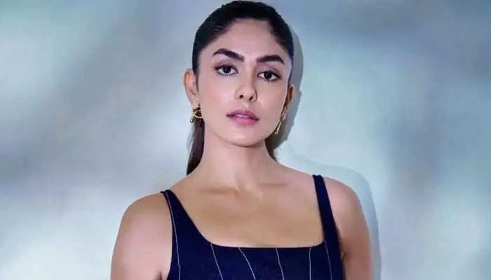 మృణాల్ ఠాకూర్ లవ్ స్టోరీలో ఊహించని ట్విస్ట్! హృతిక్ ఎఫెక్ట్తో బ్రేకప్.. షాకింగ్ నిజాలు వైరల్! మృణాల్ ఠాకూర్ లవ్ స్టోరీలో ఊహించని ట్విస్ట్! హృతిక్ ఎఫెక్ట్తో బ్రేకప్.. షాకింగ్ నిజాలు వైరల్!