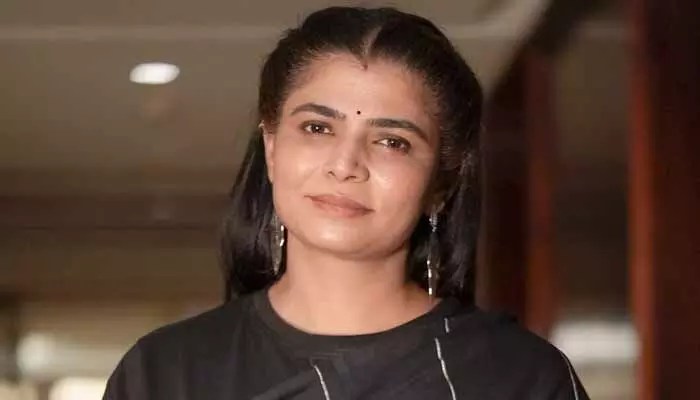 Chinmayi's Fiery Response to Netizen's Vile Comments on Her Father Goes Viral Chinmayi's Fiery Response to Netizen's Vile Comments on Her Father Goes Viral