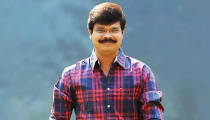 బోయపాటి శ్రీనుకి బంపర్ ఆఫర్! ముగ్గురు నిర్మాతలు, ఒక హీరో.. నెక్స్ట్ లెవెల్ మాస్ బొమ్మ పడుతుందా? బోయపాటి శ్రీనుకి బంపర్ ఆఫర్! ముగ్గురు నిర్మాతలు, ఒక హీరో.. నెక్స్ట్ లెవెల్ మాస్ బొమ్మ పడుతుందా?