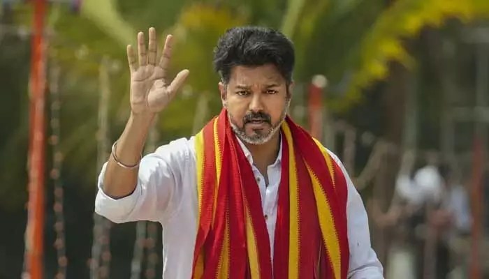 డీఎంకే, ఏఐఏడీఎంకే కుట్రలు! విజయ్ సంచలన ఆరోపణలు, తమిళ రాజకీయాల్లో ప్రకంపనలు! డీఎంకే, ఏఐఏడీఎంకే కుట్రలు! విజయ్ సంచలన ఆరోపణలు, తమిళ రాజకీయాల్లో ప్రకంపనలు!