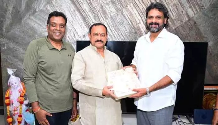 విజయ్ దేవరకొండ, రష్మిక పెళ్లి ఫిక్స్! టీపీసీసీ చీఫ్కు ఆహ్వానం.. షాకింగ్ న్యూస్! విజయ్ దేవరకొండ, రష్మిక పెళ్లి ఫిక్స్! టీపీసీసీ చీఫ్కు ఆహ్వానం.. షాకింగ్ న్యూస్!