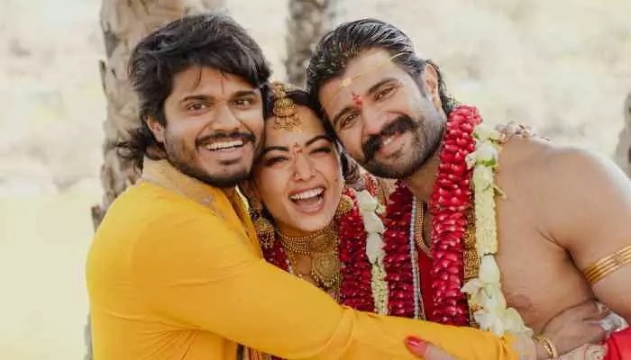 షాకింగ్: విజయ్ దేవరకొండ, రష్మిక పెళ్లి! దేవరకొండ ఫ్యామిలీలో సెలబ్రేషన్స్.. వైరల్ ఫోటోలు! షాకింగ్: విజయ్ దేవరకొండ, రష్మిక పెళ్లి! దేవరకొండ ఫ్యామిలీలో సెలబ్రేషన్స్.. వైరల్ ఫోటోలు!