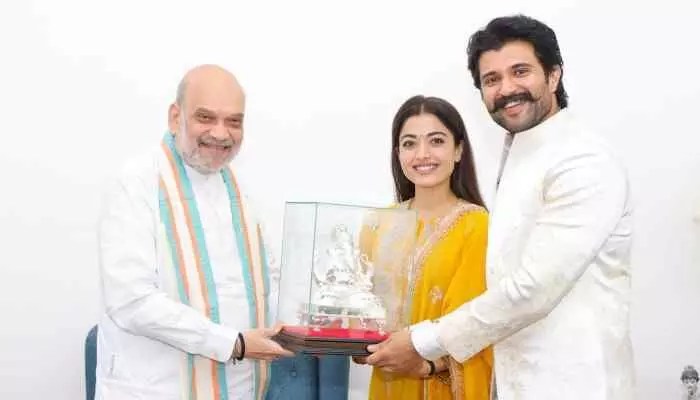 షాకింగ్: అమిత్ షా ఇంటికి విజయ్ దేవరకొండ, రష్మిక.. పెళ్లి తర్వాత సంచలనం! షాకింగ్: అమిత్ షా ఇంటికి విజయ్ దేవరకొండ, రష్మిక.. పెళ్లి తర్వాత సంచలనం!