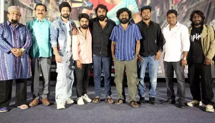 సువర్ణ టెక్స్టైల్స్: అడల్ట్ కంటెంట్ ఉన్నా ఫ్యామిలీతో చూడొచ్చా? డైరెక్టర్ సంచలన కామెంట్స్! సువర్ణ టెక్స్టైల్స్: అడల్ట్ కంటెంట్ ఉన్నా ఫ్యామిలీతో చూడొచ్చా? డైరెక్టర్ సంచలన కామెంట్స్!