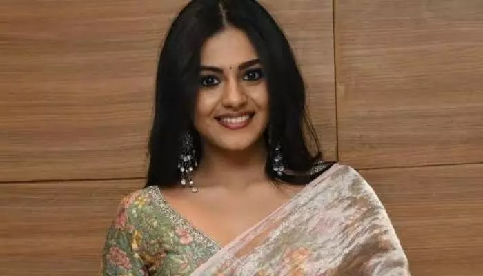 నయన్ సారిక సంచలనం: సిగరెట్, మందుపై క్లారిటీతో ఒక్కసారిగా షాక్! నయన్ సారిక సంచలనం: సిగరెట్, మందుపై క్లారిటీతో ఒక్కసారిగా షాక్!