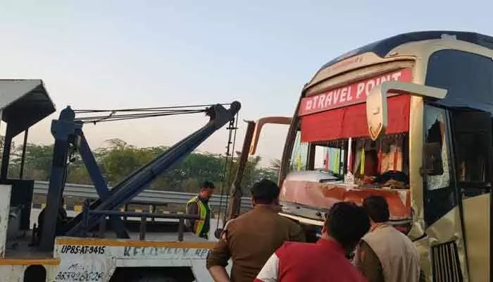 యమునా ఎక్స్ప్రెస్వేపై రక్తపుటేరు: ఆరుగురి దుర్మరణం! యమునా ఎక్స్ప్రెస్వేపై రక్తపుటేరు: ఆరుగురి దుర్మరణం!