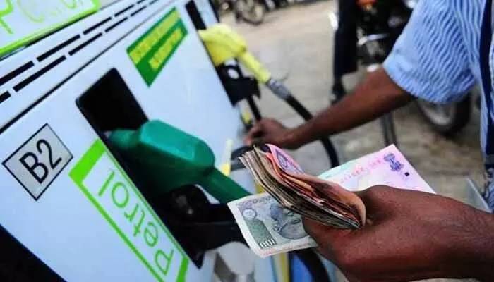 యుద్ధ భయం: పెట్రోల్, డీజిల్ ధరలు ఎప్పుడు పెరుగుతాయో చెప్పిన కేంద్రం! యుద్ధ భయం: పెట్రోల్, డీజిల్ ధరలు ఎప్పుడు పెరుగుతాయో చెప్పిన కేంద్రం!