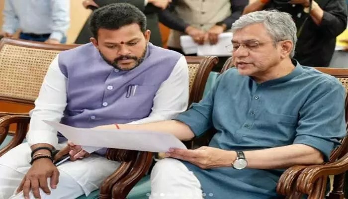ఢిల్లీలో రైల్వే చక్రం తిప్పిన రామ్మోహన్ నాయుడు! విశాఖ రైల్వే జోన్పై కీలక చర్చలు! ఢిల్లీలో రైల్వే చక్రం తిప్పిన రామ్మోహన్ నాయుడు! విశాఖ రైల్వే జోన్పై కీలక చర్చలు!