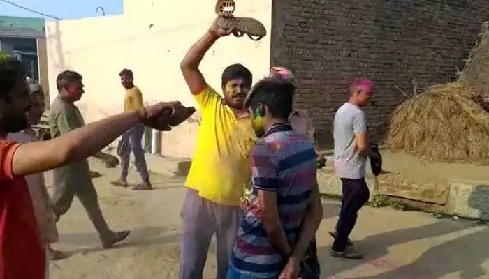 హోలీలో చెప్పుల యుద్ధం! మధురలో వింత ఆచారం వైరల్! హోలీలో చెప్పుల యుద్ధం! మధురలో వింత ఆచారం వైరల్!
