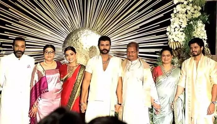 విరోష్ పెళ్లి రిసెప్షన్: హైదరాబాద్లో టాలీవుడ్ తారల సందడి! రాజకీయ ప్రముఖుల హాజరు!! విరోష్ పెళ్లి రిసెప్షన్: హైదరాబాద్లో టాలీవుడ్ తారల సందడి! రాజకీయ ప్రముఖుల హాజరు!!