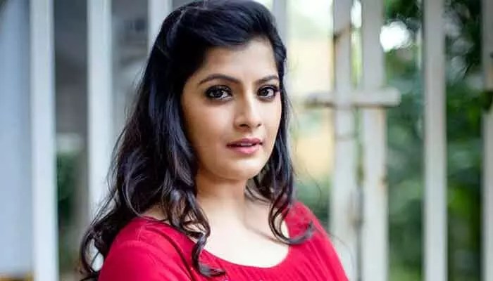 షాకింగ్: చెల్లి షార్ట్ స్కట్ వేస్తే రేప్ చేయాలనిపిస్తుందా? హీరోయిన్ సంచలన కామెంట్స్ వైరల్! షాకింగ్: చెల్లి షార్ట్ స్కట్ వేస్తే రేప్ చేయాలనిపిస్తుందా? హీరోయిన్ సంచలన కామెంట్స్ వైరల్!