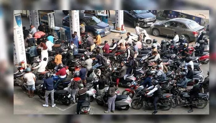 మిడిల్ ఈస్ట్ భయాలు: దేశంలో పెట్రోల్ కోసం పరుగులు! యుద్ధం ఎఫెక్ట్? మిడిల్ ఈస్ట్ భయాలు: దేశంలో పెట్రోల్ కోసం పరుగులు! యుద్ధం ఎఫెక్ట్?