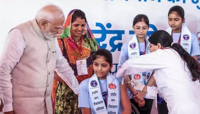 HPV వ్యాక్సిన్ భయం: బాలికల ప్రాణాలతో చెలగాటం? నిజమెంత? HPV వ్యాక్సిన్ భయం: బాలికల ప్రాణాలతో చెలగాటం? నిజమెంత?