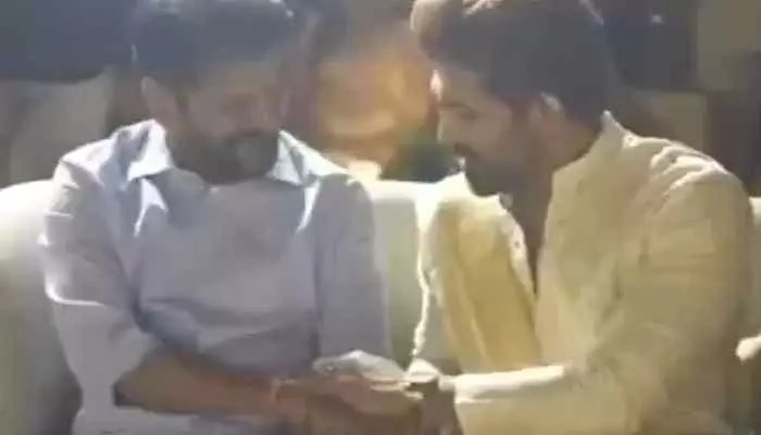 Revanth Reddy & Allu Arjun Together: Viral Video Shocks Tollywood & Political Circles Revanth Reddy & Allu Arjun Together: Viral Video Shocks Tollywood & Political Circles