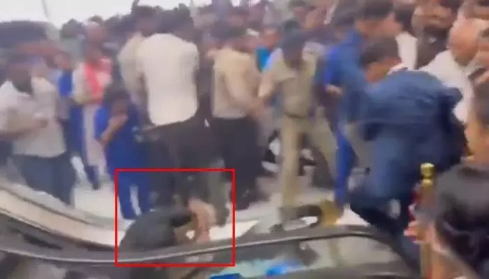 బెంగళూరులో ఎన్టీఆర్ ఫ్యాన్స్ విధ్వంసం! తృటిలో భారీ ప్రమాదం!! బెంగళూరులో ఎన్టీఆర్ ఫ్యాన్స్ విధ్వంసం! తృటిలో భారీ ప్రమాదం!!