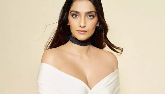 రికార్డు కలెక్షన్లు.. హీరోయిన్ రెమ్యూనరేషన్ చూస్తే మైండ్ బ్లాంక్! ఇది కదా షాకింగ్ న్యూస్ అంటే! రికార్డు కలెక్షన్లు.. హీరోయిన్ రెమ్యూనరేషన్ చూస్తే మైండ్ బ్లాంక్! ఇది కదా షాకింగ్ న్యూస్ అంటే!