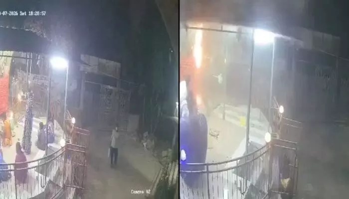 బంగ్లాదేశ్లో రక్తపుటేరు: పూజ వేళ భీకర దాడి! పూజారికి ప్రాణాపాయం!! బంగ్లాదేశ్లో రక్తపుటేరు: పూజ వేళ భీకర దాడి! పూజారికి ప్రాణాపాయం!!