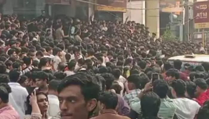 రూపాయికే బ్రాండెడ్ షూస్! కోజికోడ్లో ఊహించని రచ్చ, ఎగబడ్డ జనం!! రూపాయికే బ్రాండెడ్ షూస్! కోజికోడ్లో ఊహించని రచ్చ, ఎగబడ్డ జనం!!