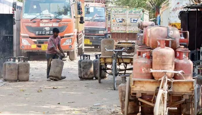 గ్యాస్ కొరతపై కేంద్రం యుద్ధం! సామాన్యులకు ఊరటనిచ్చే నిర్ణయం! గ్యాస్ కొరతపై కేంద్రం యుద్ధం! సామాన్యులకు ఊరటనిచ్చే నిర్ణయం!