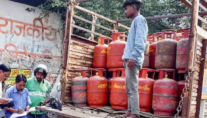 షాక్! సామాన్యుడిపై పెనుభారం! ఒక్కసారిగా భగ్గుమన్న సిలిండర్ ధరలు! దిమ్మతిరిగే షాక్! షాక్! సామాన్యుడిపై పెనుభారం! ఒక్కసారిగా భగ్గుమన్న సిలిండర్ ధరలు! దిమ్మతిరిగే షాక్!
