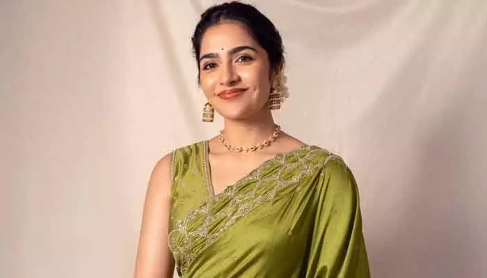 షాకింగ్: టాలీవుడ్ను షేక్ చేస్తున్న రుక్మిణి వసంత్! పాన్ ఇండియా ఆఫర్లతో దుమ్మురేపుతోంది! షాకింగ్: టాలీవుడ్ను షేక్ చేస్తున్న రుక్మిణి వసంత్! పాన్ ఇండియా ఆఫర్లతో దుమ్మురేపుతోంది!