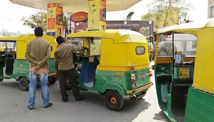 హైదరాబాద్లో సీఎన్జీ కష్టాలు: యుద్ధం దెబ్బకు కిలోమీటర్ల క్యూలు! హైదరాబాద్లో సీఎన్జీ కష్టాలు: యుద్ధం దెబ్బకు కిలోమీటర్ల క్యూలు!