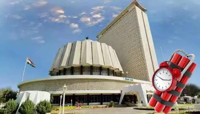మహారాష్ట్ర అసెంబ్లీలో బాంబు కలకలం! పేల్చివేస్తామని బెదిరింపులు, భద్రతా దళాల ముమ్మర తనిఖీలు! మహారాష్ట్ర అసెంబ్లీలో బాంబు కలకలం! పేల్చివేస్తామని బెదిరింపులు, భద్రతా దళాల ముమ్మర తనిఖీలు!