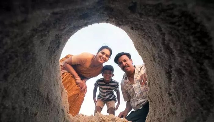 షాకింగ్: 'డబ్బుల్లేకుంటే అప్పు చేసి ఖర్చు చేయాలంట' - సముద్రఖని మాస్ డైలాగ్ వైరల్! షాకింగ్: 'డబ్బుల్లేకుంటే అప్పు చేసి ఖర్చు చేయాలంట' - సముద్రఖని మాస్ డైలాగ్ వైరల్!