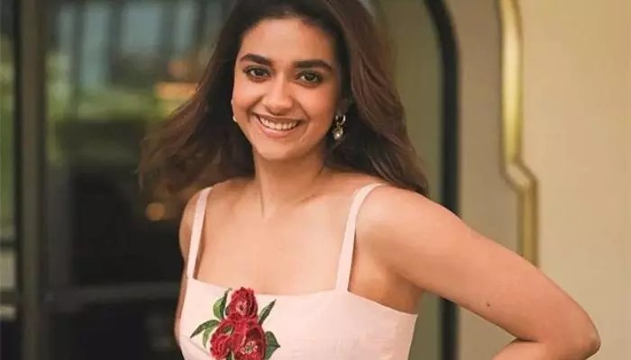 కీర్తి సురేష్: మహానటి మ్యాజిక్ రిపీట్ చేసేదెప్పుడో? అందాల విందుతో హీటెక్కిస్తున్న బ్యూటీ! కీర్తి సురేష్: మహానటి మ్యాజిక్ రిపీట్ చేసేదెప్పుడో? అందాల విందుతో హీటెక్కిస్తున్న బ్యూటీ!