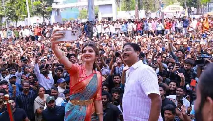 ఖమ్మంలో శ్రీలీల రచ్చ: మాంగళ్య షాపింగ్ మాల్ ఓపెనింగ్తో ఫ్యాన్స్ పండగ! ఖమ్మంలో శ్రీలీల రచ్చ: మాంగళ్య షాపింగ్ మాల్ ఓపెనింగ్తో ఫ్యాన్స్ పండగ!