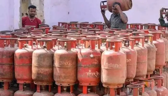 షాకింగ్: పీఎన్జీ ఉన్నవారికి ఎల్పీజీ గ్యాస్ బంద్! కేంద్రం సంచలన నిర్ణయం! షాకింగ్: పీఎన్జీ ఉన్నవారికి ఎల్పీజీ గ్యాస్ బంద్! కేంద్రం సంచలన నిర్ణయం!