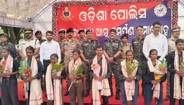మావోయిస్టులకు బిగ్ షాక్: డీజీపీ ముందు 11 మంది లొంగుబాటు! మావోయిస్టులకు బిగ్ షాక్: డీజీపీ ముందు 11 మంది లొంగుబాటు!