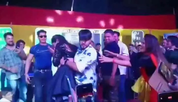 సింగర్ దారుణం: డ్యాన్సర్ను జనంలోకి విసిరివేత! భోజ్పురి సింగర్పై కేసు నమోదు! సింగర్ దారుణం: డ్యాన్సర్ను జనంలోకి విసిరివేత! భోజ్పురి సింగర్పై కేసు నమోదు!