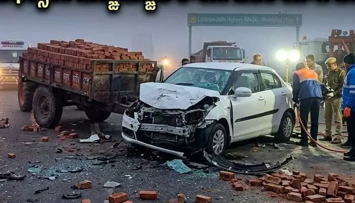 దారుణం: ట్రాక్టర్-కారు ఢీకొన్న ఘటనలో నలుగురు స్నేహితులు దుర్మరణం! యూపీలో విషాదం! దారుణం: ట్రాక్టర్-కారు ఢీకొన్న ఘటనలో నలుగురు స్నేహితులు దుర్మరణం! యూపీలో విషాదం!