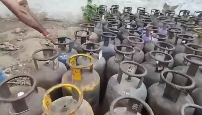 షాకింగ్: ఢిల్లీలో గ్యాస్ సిలిండర్ల కుంభకోణం బట్టబయలు! 610 సిలిండర్లు సీజ్! షాకింగ్: ఢిల్లీలో గ్యాస్ సిలిండర్ల కుంభకోణం బట్టబయలు! 610 సిలిండర్లు సీజ్!