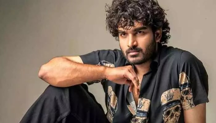 మామూలోడు కాదుగా కిరణ్ అబ్బవరం.. నిర్మాతగా రికార్డు.. ఇప్పుడు డైరెక్టర్గా మరో సంచలనం! మామూలోడు కాదుగా కిరణ్ అబ్బవరం.. నిర్మాతగా రికార్డు.. ఇప్పుడు డైరెక్టర్గా మరో సంచలనం!