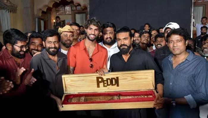 రామ్ చరణ్ 'పెద్ది' సెట్స్లో వరల్డ్ కప్ విన్నర్ మెరుపు! మెగాస్టార్ ఇచ్చిన గిఫ్ట్తో ఫ్యాన్స్ షాక్!! రామ్ చరణ్ 'పెద్ది' సెట్స్లో వరల్డ్ కప్ విన్నర్ మెరుపు! మెగాస్టార్ ఇచ్చిన గిఫ్ట్తో ఫ్యాన్స్ షాక్!!