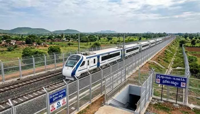 రైల్వేలకు 'రక్షణ కవచం': దేశవ్యాప్తంగా వేలాది కిలోమీటర్ల మేర ఫెన్సింగ్! రైల్వేలకు 'రక్షణ కవచం': దేశవ్యాప్తంగా వేలాది కిలోమీటర్ల మేర ఫెన్సింగ్!