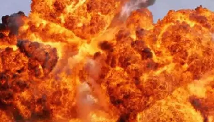 సూరత్లో పెను విషాదం: అగ్ని ప్రమాదంలో ఇద్దరు దుర్మరణం, పలువురికి గాయాలు! సూరత్లో పెను విషాదం: అగ్ని ప్రమాదంలో ఇద్దరు దుర్మరణం, పలువురికి గాయాలు!