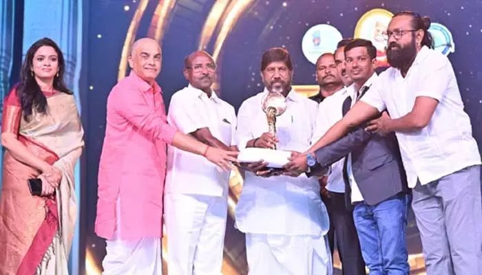 సెన్సేషనల్: 'యూనిటీ' డాక్యుమెంటరీకి గద్దర్ అవార్డుతో బిగ్ షాక్! సెన్సేషనల్: 'యూనిటీ' డాక్యుమెంటరీకి గద్దర్ అవార్డుతో బిగ్ షాక్!