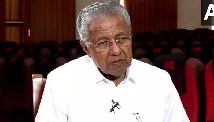 పార్టీ వీడిన నేతలపై పినరయి ఫైర్: క్లాస్ ద్రోహులుగా ముద్ర! పార్టీ వీడిన నేతలపై పినరయి ఫైర్: క్లాస్ ద్రోహులుగా ముద్ర!