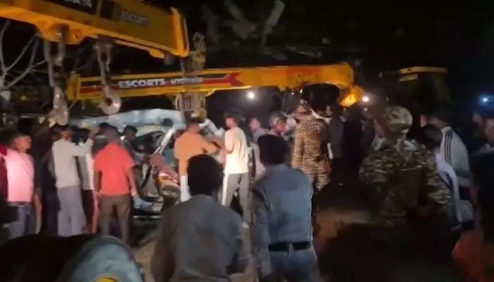 అస్సాంలో పెను విషాదం: అంబులెన్స్-ట్రక్కు ఢీ, ఏడుగురు దుర్మరణం! అస్సాంలో పెను విషాదం: అంబులెన్స్-ట్రక్కు ఢీ, ఏడుగురు దుర్మరణం!